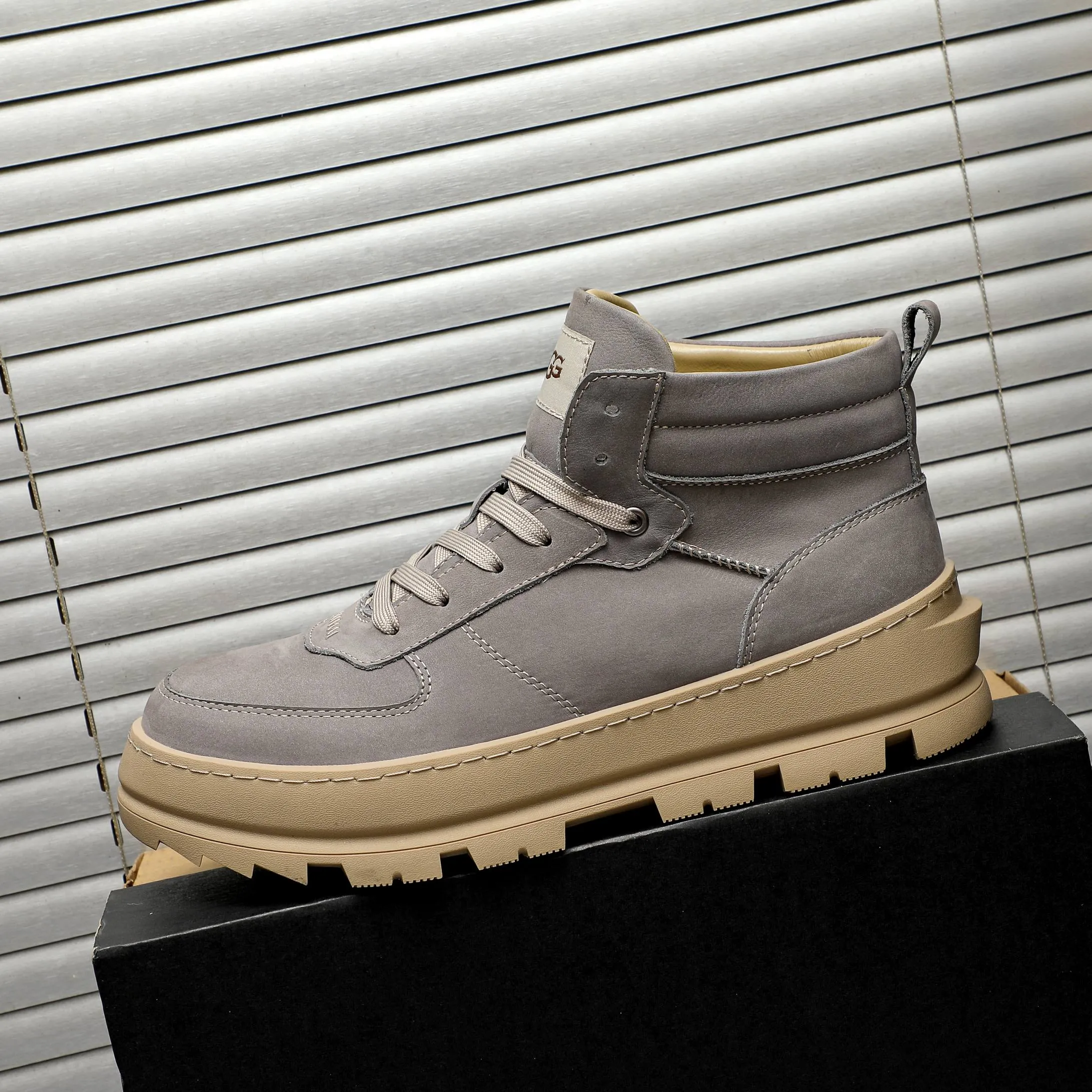 P620 Product trademark: "UGG" Gaobang men's shoes Regular size: 39-44 Product materials: Selected nubuck leather upper, wool lining, original outsole